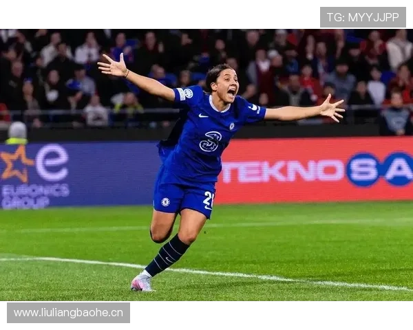 亚历克斯·摩根训练完顺手买了个包，价格够我交一年房租